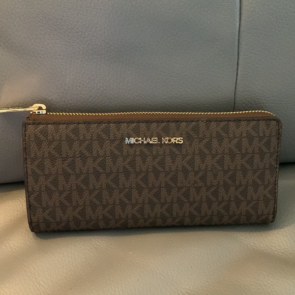 Michael Kors Handbags - NWT Michael Kors Jet Set Large Zippered Wallet